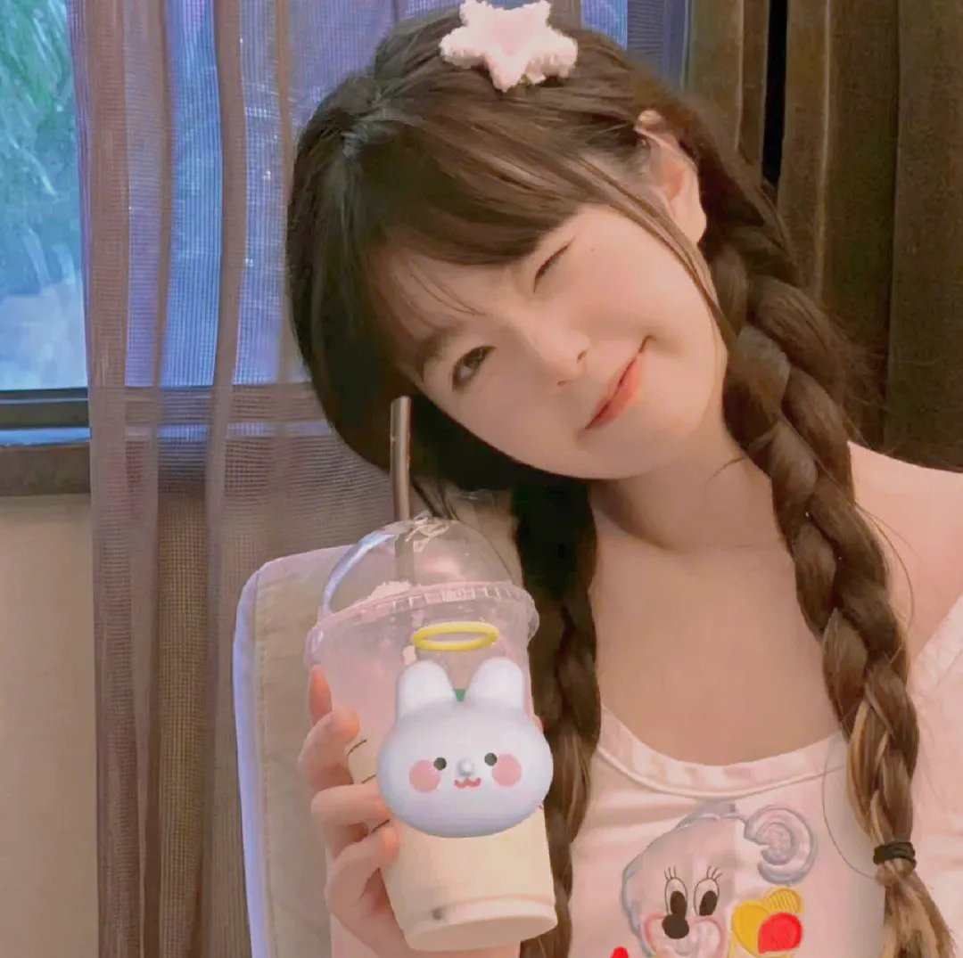 戴流苏耳环的少女